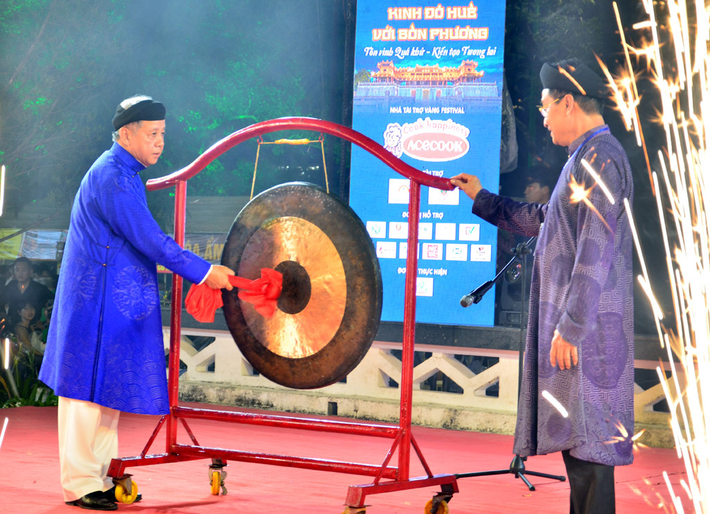 Standing Deputy Secretary of the Provincial Party Committee Phan Ngoc Tho beating the gong to open the festival