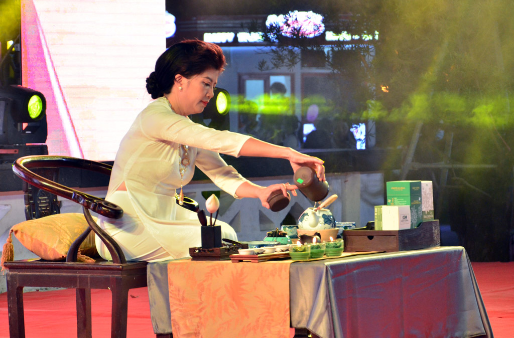 The artisan performing tea making