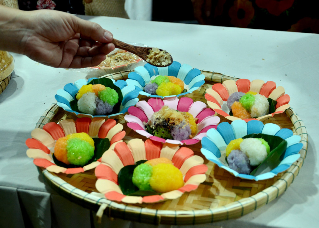 Five-color sticky rice cooked by Hue artisans