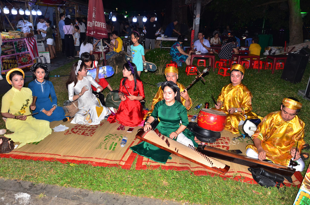 Coming to the festival, the public and tourists also can get the chance to enjoy Hue Singing