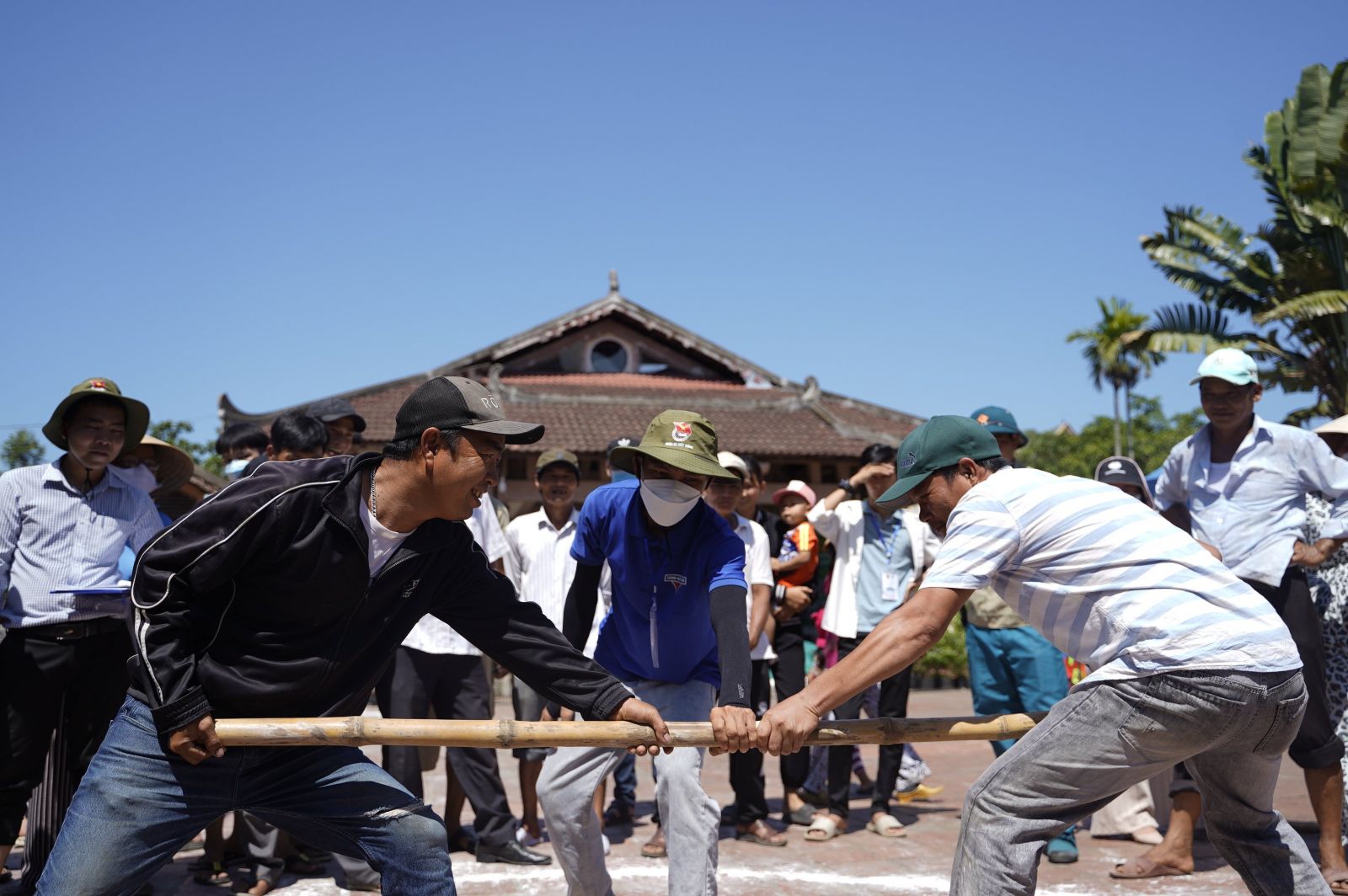 Among the games in the framework of The country’s fair and festival, the most competitive game is stick pushing. However, the players still can’t help laughing