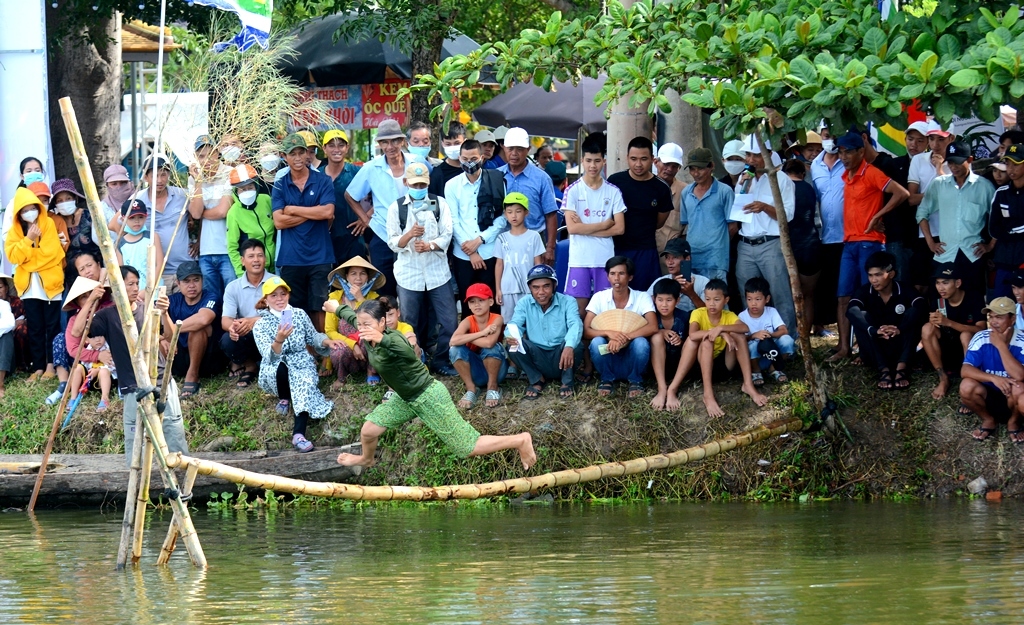 Although continuously falling into the river, many women still join in this game