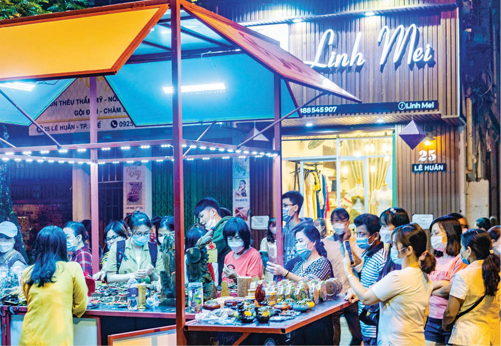 The space of selling Hue handicrafts attracting a great number of local people and tourists