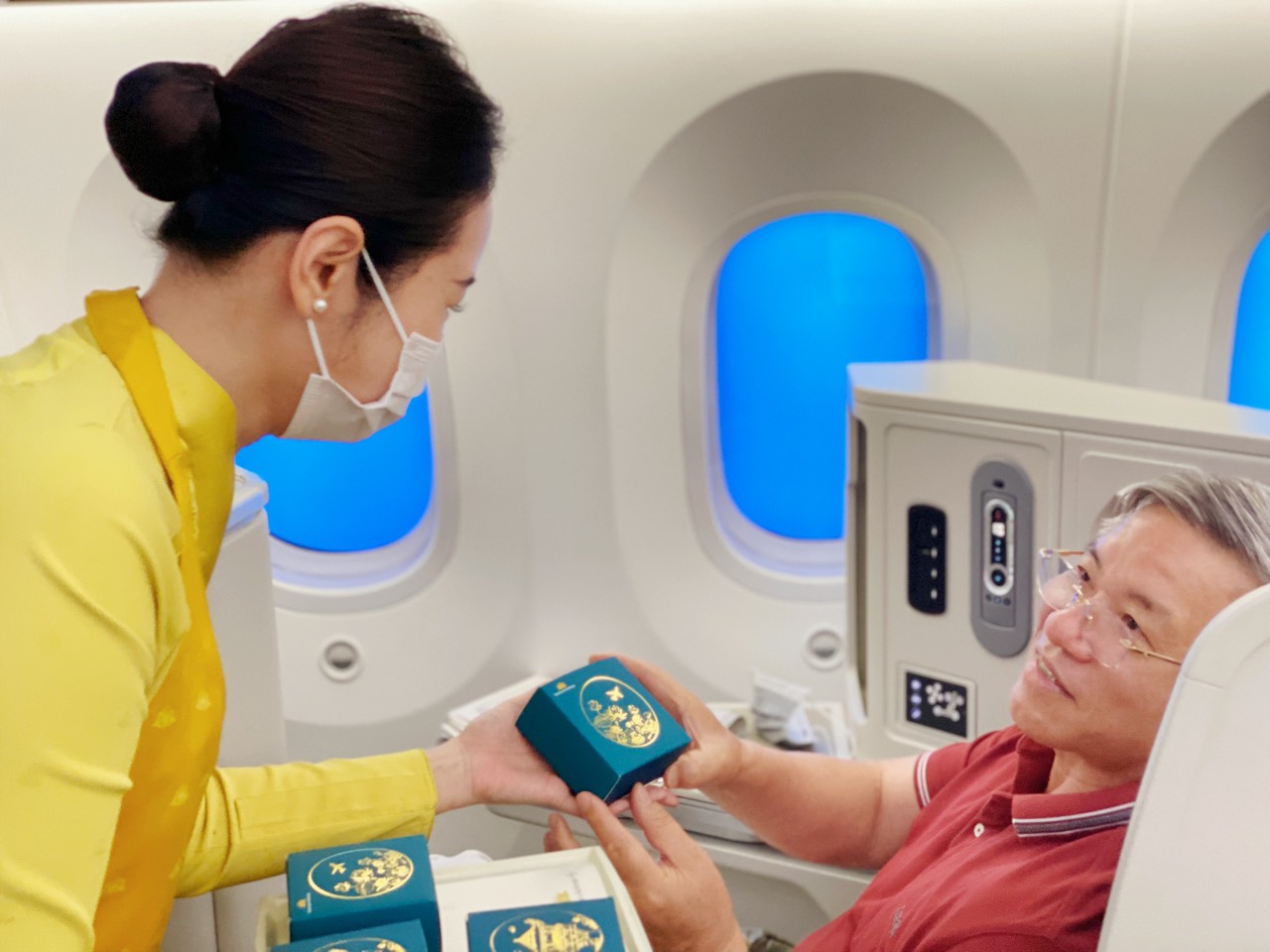 Hành khách bất ngờ nhận quà Trung thu từ Vietnam Airlines