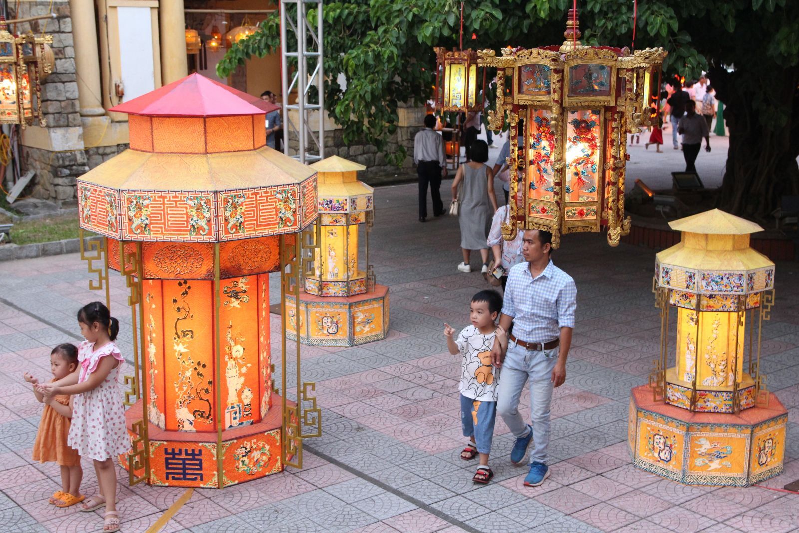 Large royal lanterns being displayed outside the courtyard