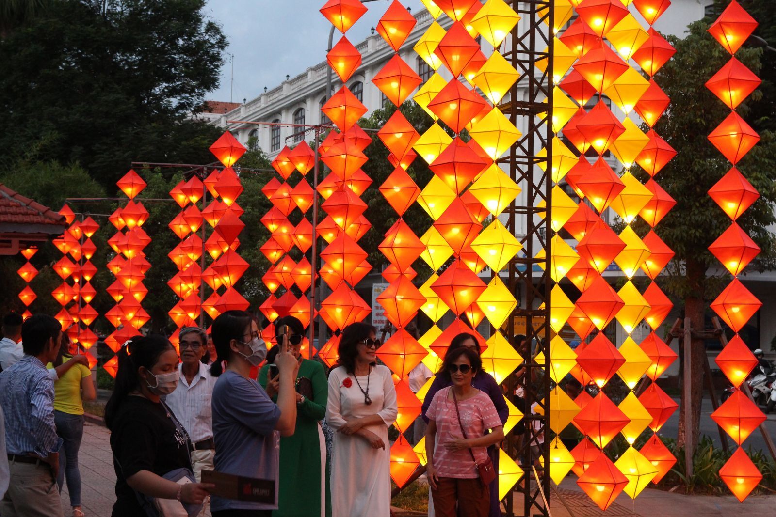A large number of people and tourists coming to visit the lantern display space