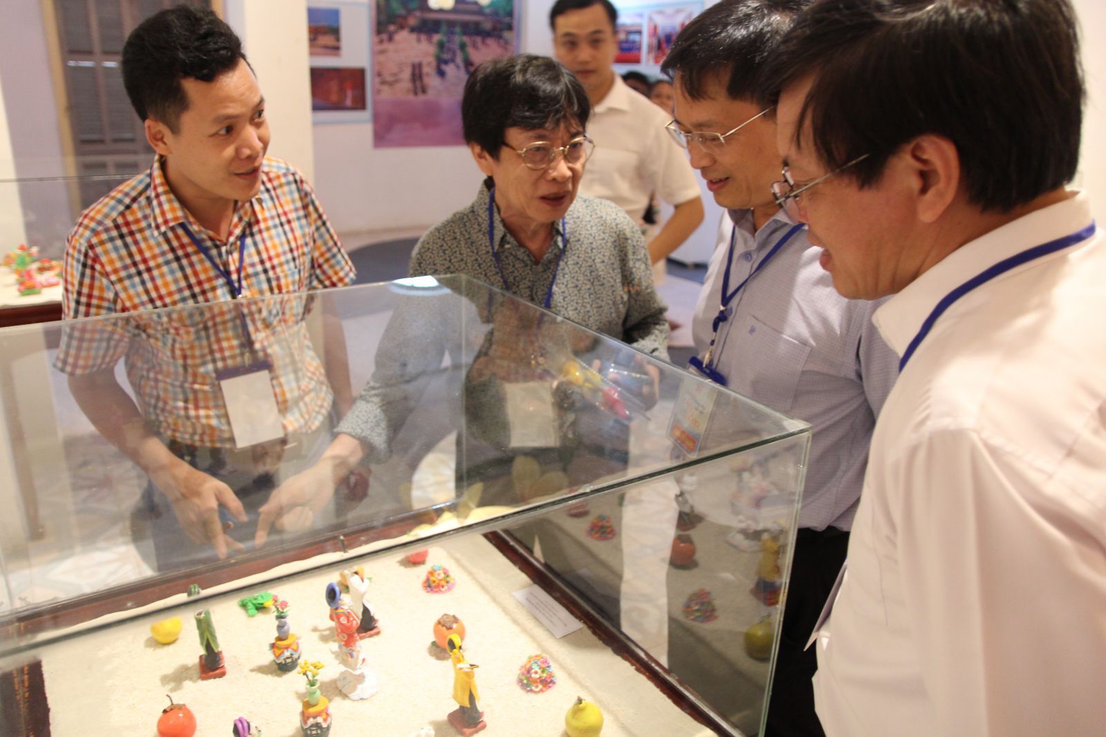 Vice Chairman of the Provincial People's Committee Nguyen Thanh Binh visiting the exhibition space of To He and animal breeds