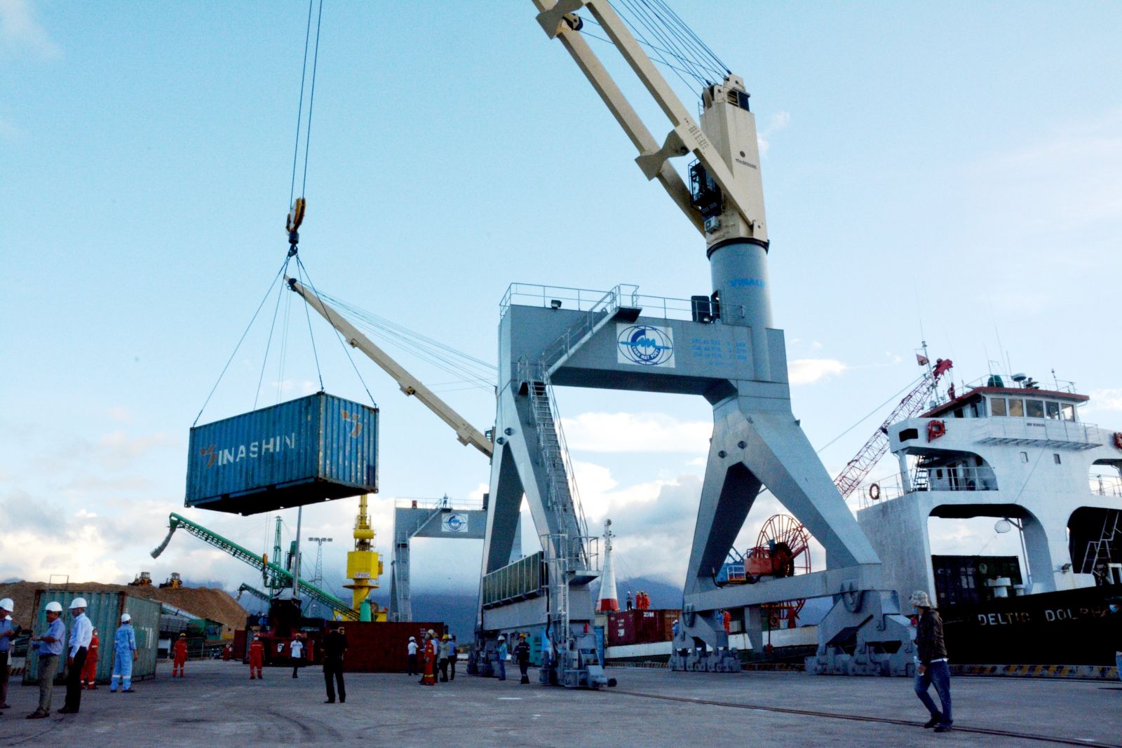 Currently, Chan May port has been qualified to become the first deep-water seaport to receive and load domestic and international container ships in the North Central region