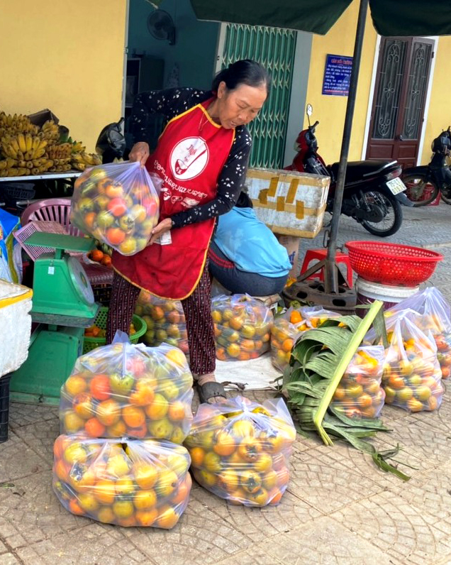 Bowl-shaped persimmons arranged in 5 to10kg bags are being sold wholesale by the traders in the town market