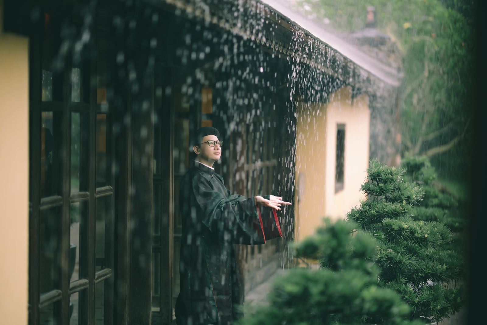 A tourist from Ho Chi Minh City to the Imperial Citadel experiences the rain of Hue