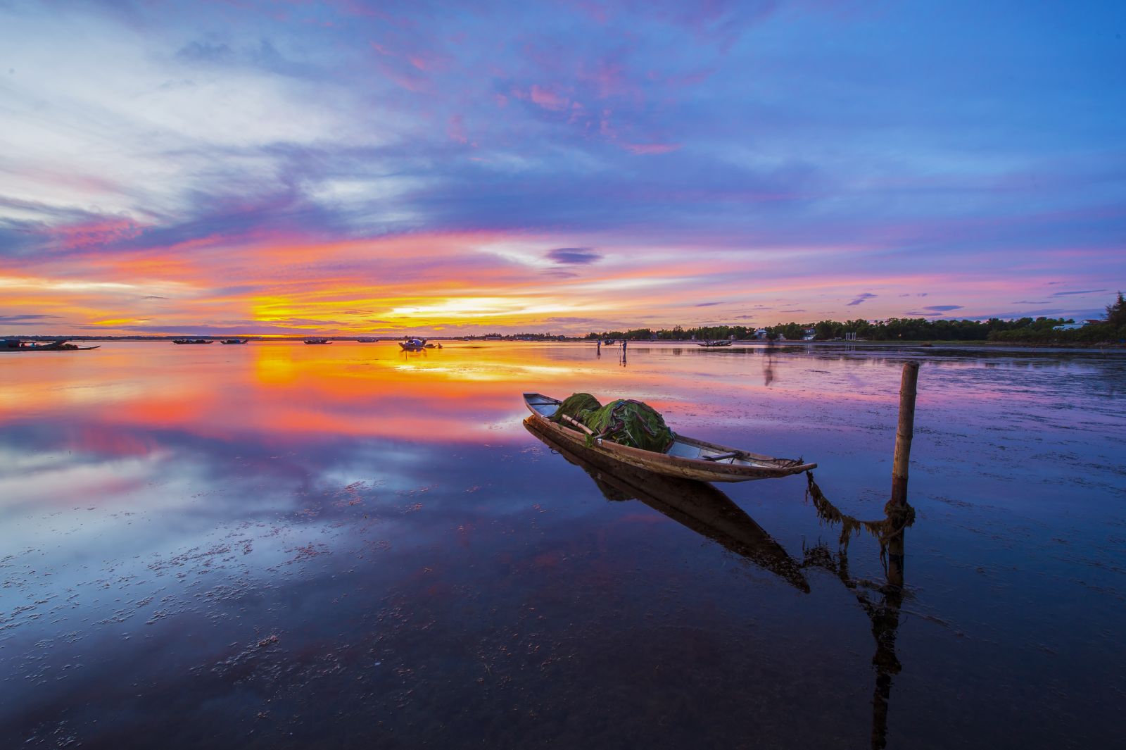 Color nuances of dawn at Quang Loi Lagoon