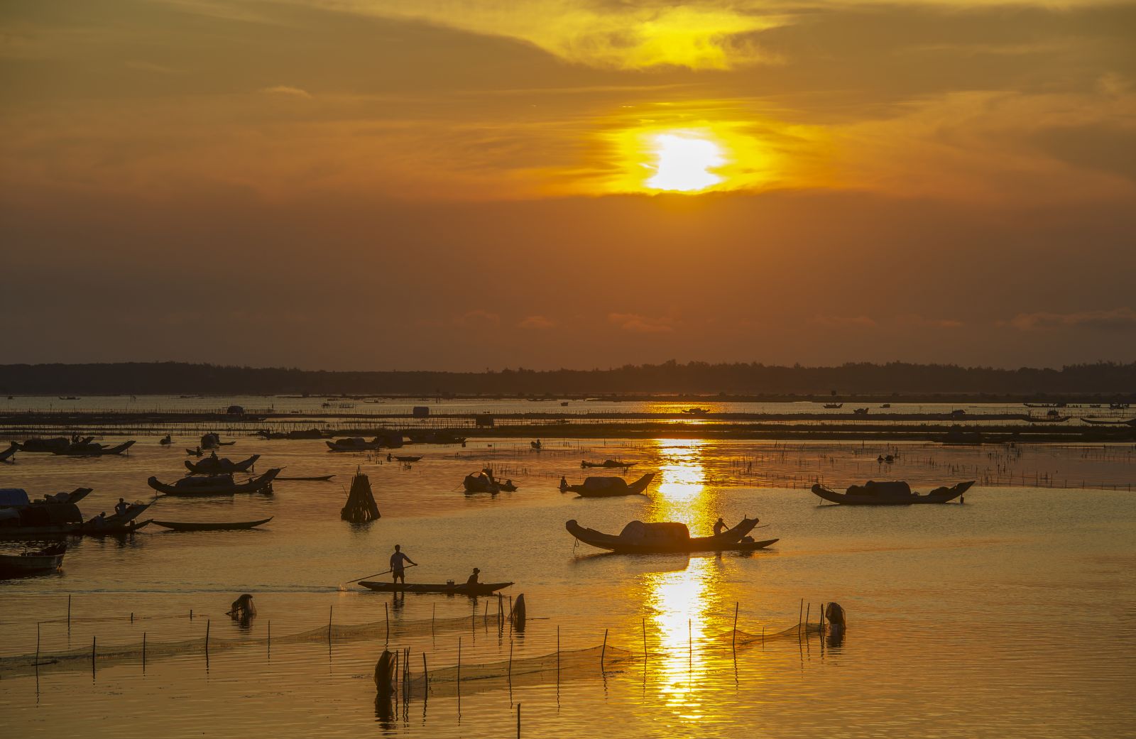Color nuances of dawn at Quang Loi Lagoon