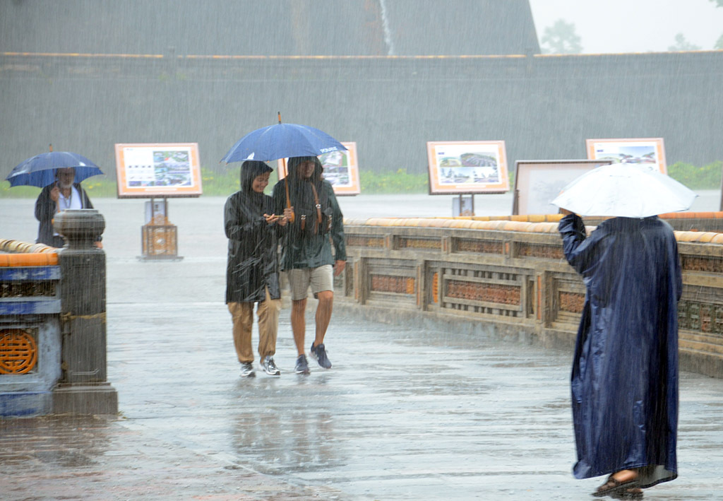 The tourist delegation coming to Hue in heavy rain weather