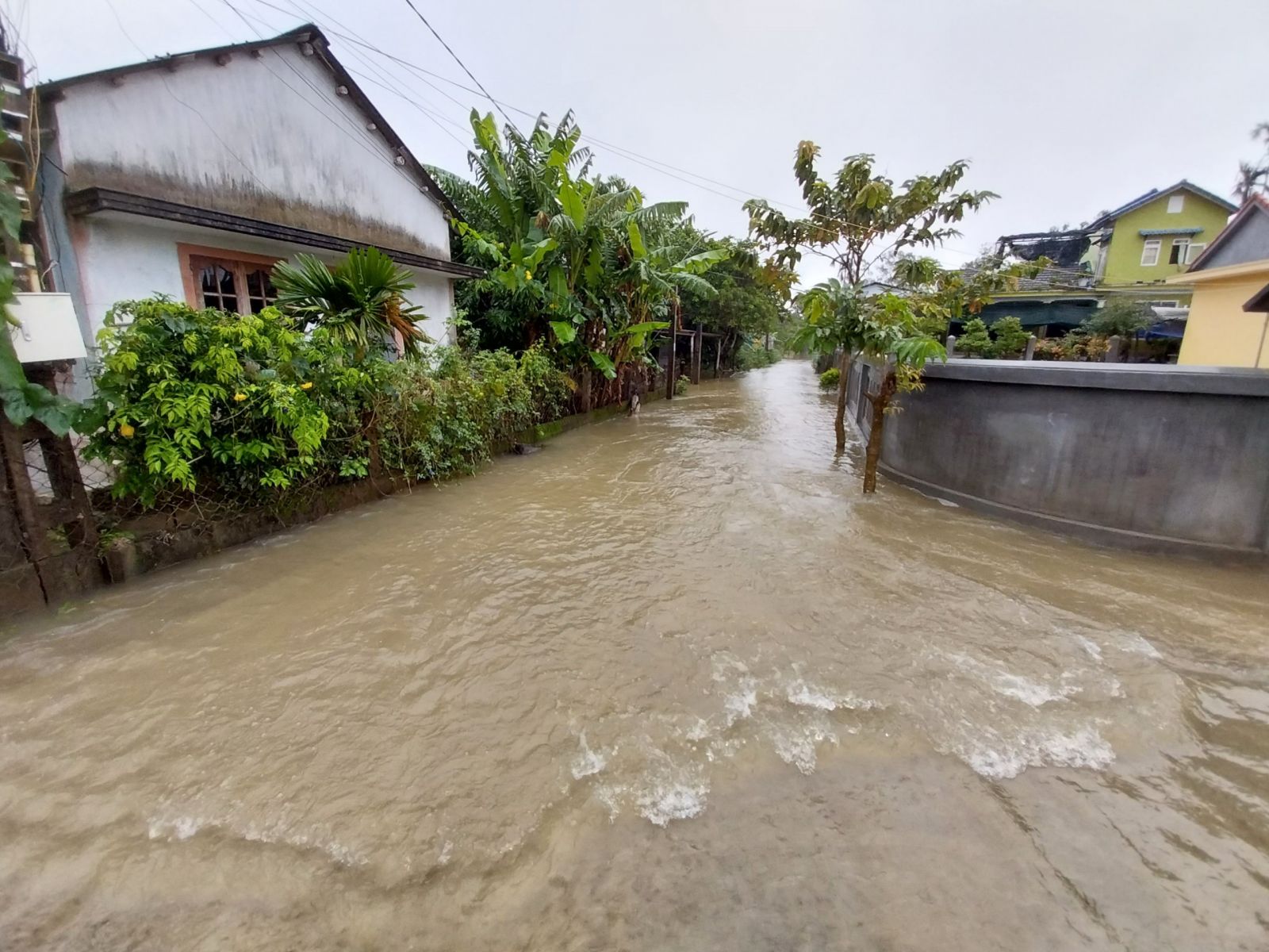 Many inter-village and commune roads in Quang Phu being filled with water