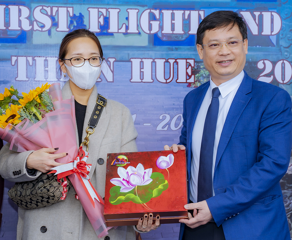 Vice Permanent Chairman of the Provincial People’s Committee Nguyen Thanh Binh offering Hue specialties to tourists