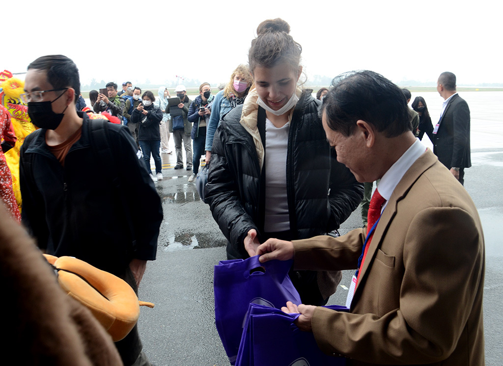 Passengers are warmly welcomed and given gifts