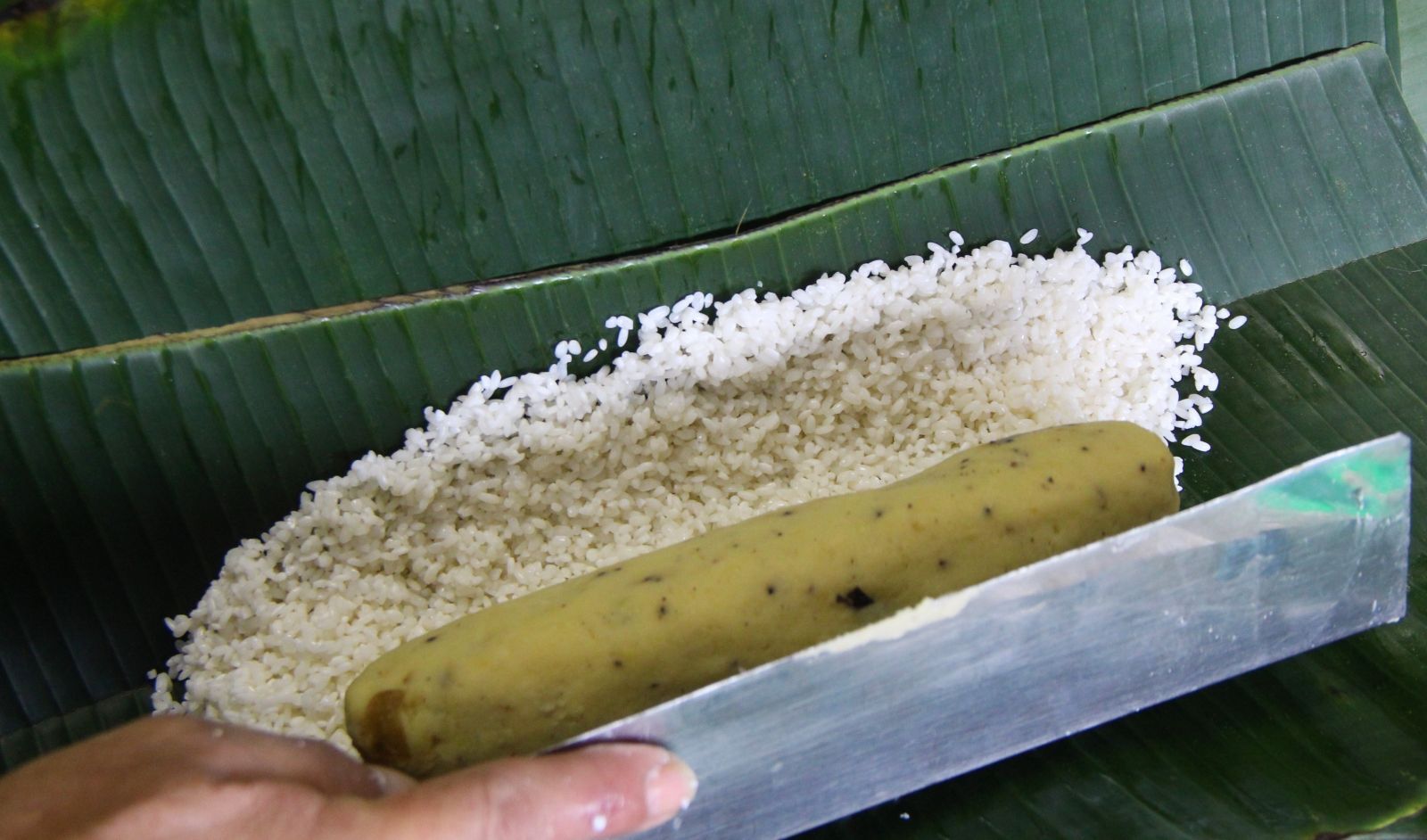 The stuffing of banh Tet is weighted carefully to harmonize with the amount of sticky rice