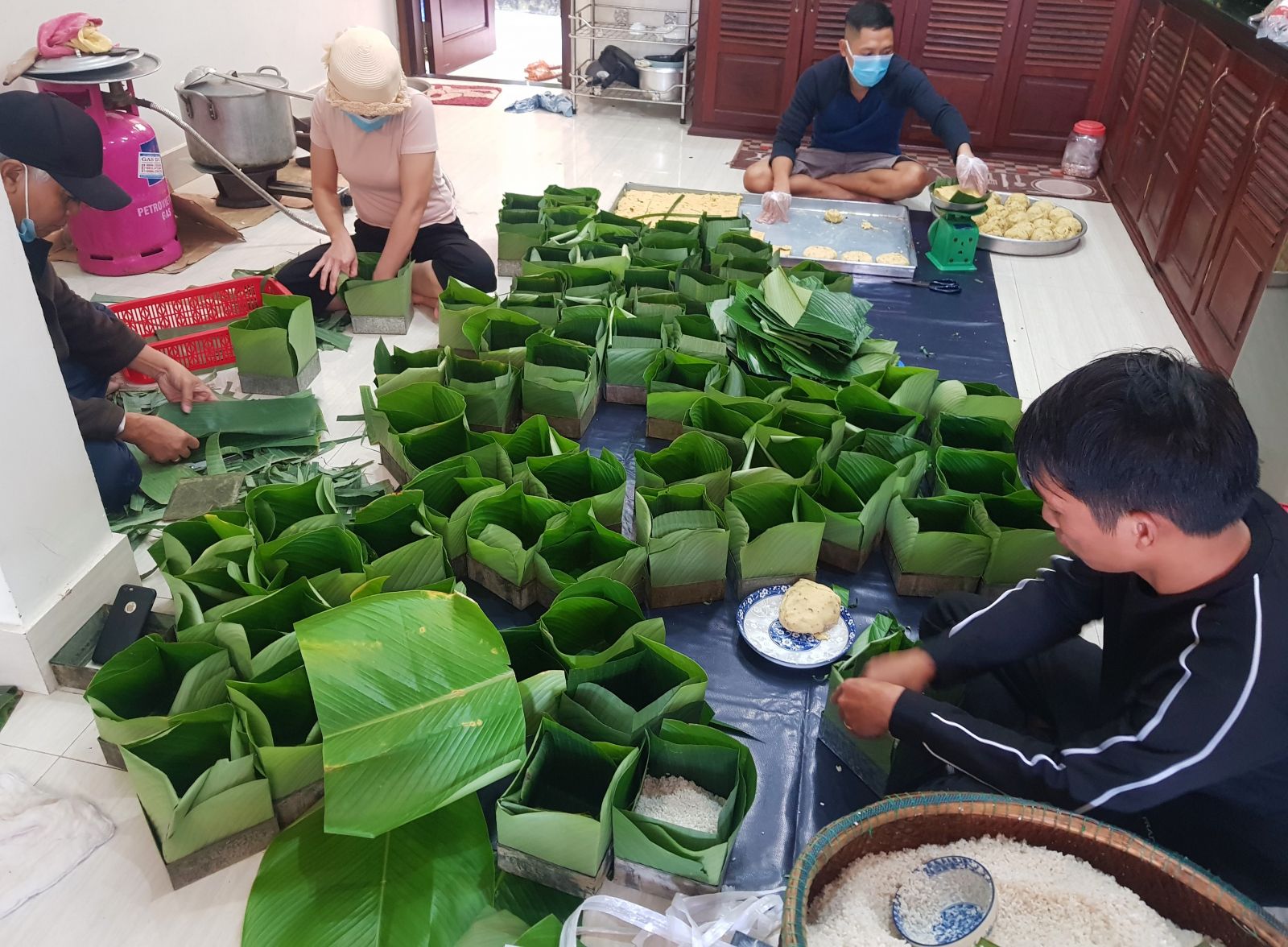 Banh Tet is wrapped by banana leaves, while banh Chung is wrapped from Dong leaves in a ready-made mold
