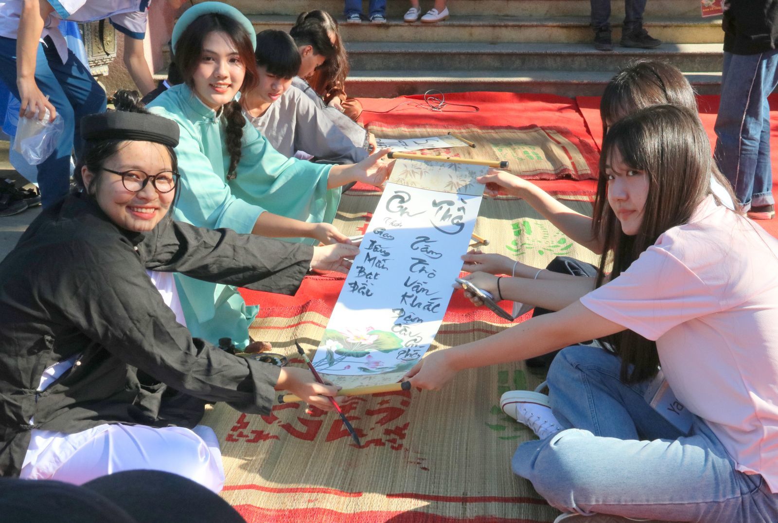 “The calligrapher” giving calligraphy words to Korean students