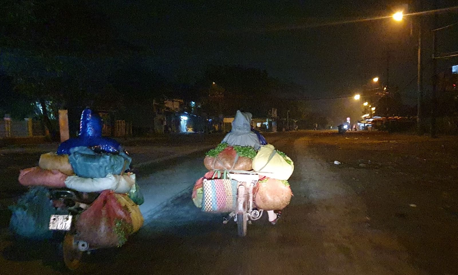 Around 2:30 a.m., the vegetables are transported to Phu Hau wholesale market