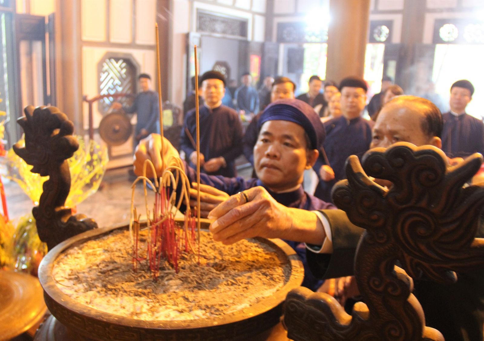 Chairman of the Provincial People’s Committee Nguyen Van Phuong and delegates attending the ceremony of incense offering at Princess Huyen Tran Temple
