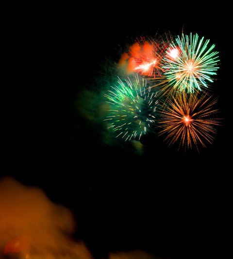 Bầu trời Cố đô lộng lẫy sắc màu từ những loạt pháo hoa tầm cao để tiễn đưa năm cũ, đón chào năm mới Bính Thân 2016