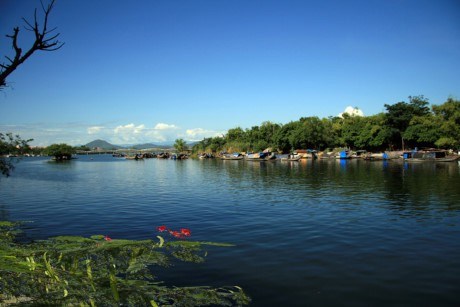 Con sông chảy chậm qua các làng mạc như Kim Long, Nguyệt Biều, Vỹ Dạ, Đông Ba, Gia Hội, chợ Dinh, Nam Phổ, Bao Vinh. Ảnh: Vanmauchonloc