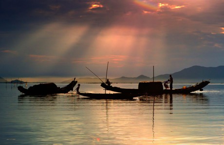 Sông Hương (Hương giang) là con sông chảy qua thành phố Huế và các huyện, thị xã Hương Trà, Hương Thủy, Phú Vang (tỉnh Thừa Thiên-Huế). Ảnh: Diadiemdulich