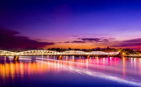 Cầu Tràng Tiền trên sông Hương. Ảnh: Minh Nguyen Quang