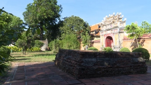 Giếng cổ trong Hoàng thành Huế
