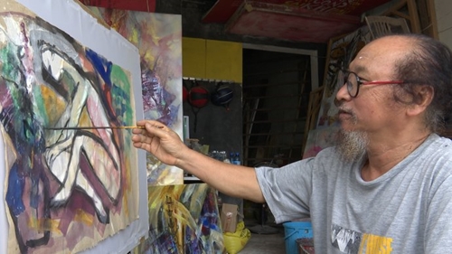Painter Dang Mau Tuu Diligently creating in the COVID season