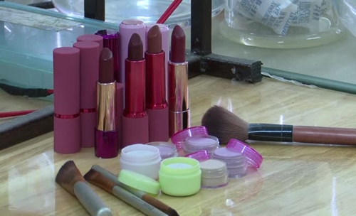Lipsticks and bud powder from nature made by students