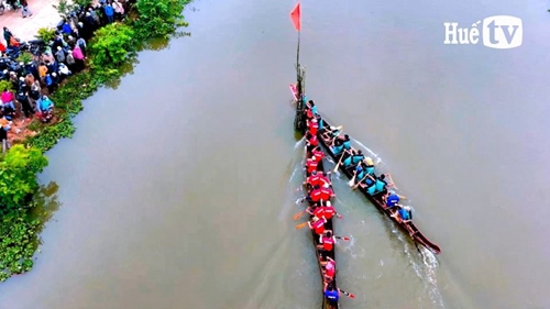 Exciting boat racing on the Nhu Y River