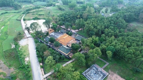 Emperor Dong Khanh s Tomb An attractive destination for tourists
