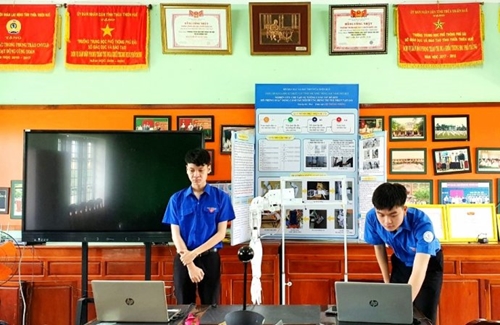 Sáng tạo cánh tay robot của học sinh Trường THPT Phú Bài