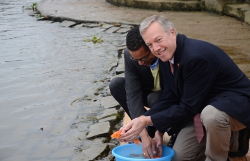 Đại sứ Mỹ thả cá chép tiễn ông Công ông Táo bên bờ sông Hương