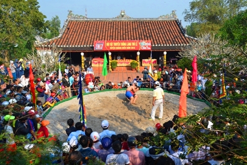 Gần 100 học sinh tham dự hội vật làng Thủ Lễ
