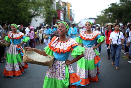 Lễ hội đường phố “Di sản và sắc màu văn hóa”