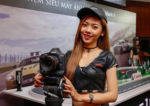 Canon 1D X Mark II về VN giá 129 triệu đồng