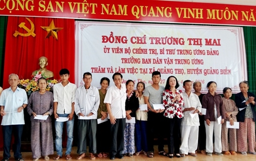 Trưởng ban Dân vận Trung ương Trương Thị Mai tặng quà người dân Quảng Thọ