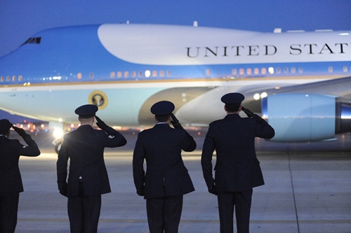 Căn cứ không quân chứa chuyên cơ của tổng thống Mỹ bị dọa đánh bom
