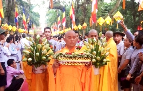 Hàng ngàn người tham gia lễ rước Phật