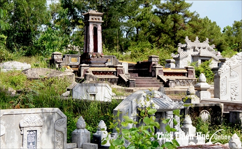 Di tích lăng mộ Thái Phiên-Trần Cao Vân bị xâm phạm nghiêm trọng