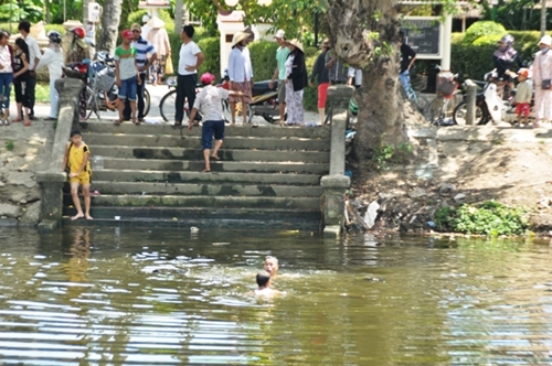 3 đứa trẻ trong một gia đình chết đuối trên sông