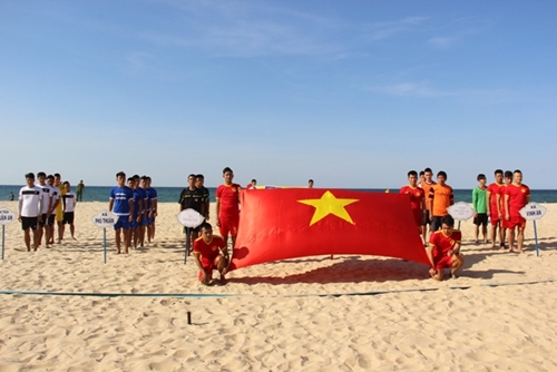 Khai mạc giải bóng đá bãi biển huyện Phú Vang mở rộng