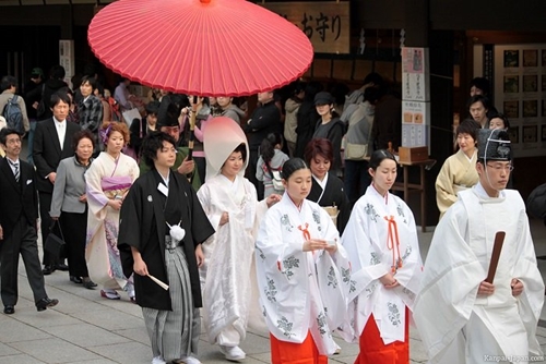 Đàn ông Nhật lười kết hôn vì  kiếm không đủ tiền cho vợ