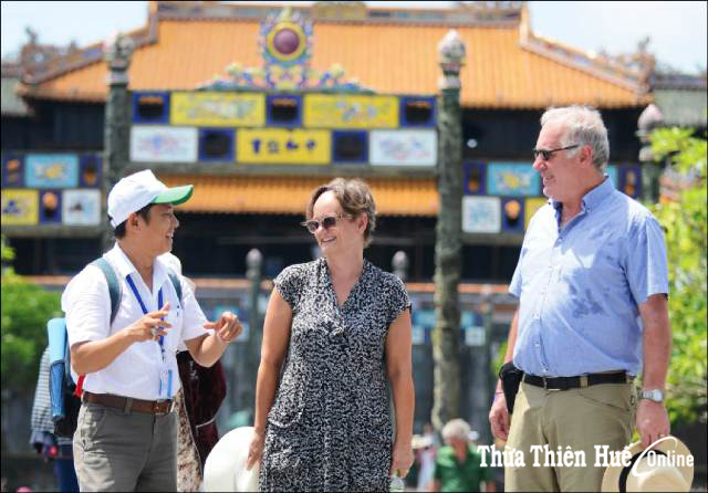 Tour Guide - Nghề “Làm Dâu Trăm Họ”