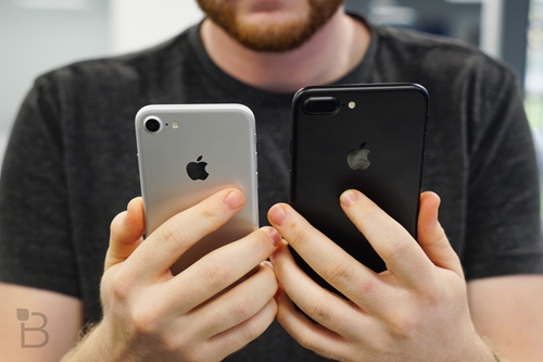 Apple khuyến cáo người dùng hạn chế để iPhone 7 áp tai khi nghe gọi