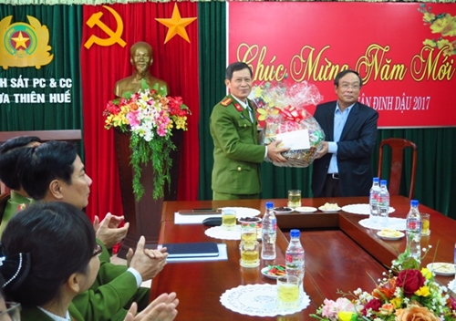 Chủ tịch UBND tỉnh Nguyễn Văn Cao thăm, chúc Tết các đơn vị trực sẵn sàng chiến đấu