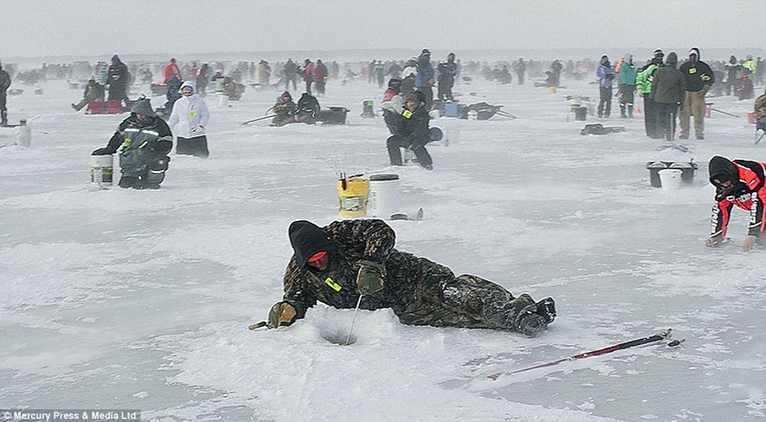 Vùng Viễn Đông Nga tổ chức thi câu cá trên băng